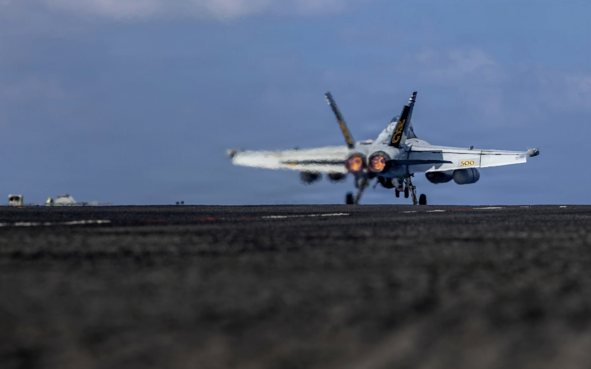 Mỹ bắn hạ máy bay không người lái Iran tiếp cận tàu sân bay